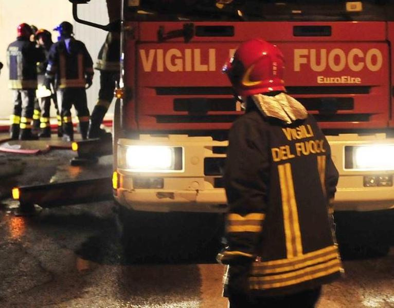 Foggia, esplode una potente bomba carta davanti negozio, abitanti zona in strada