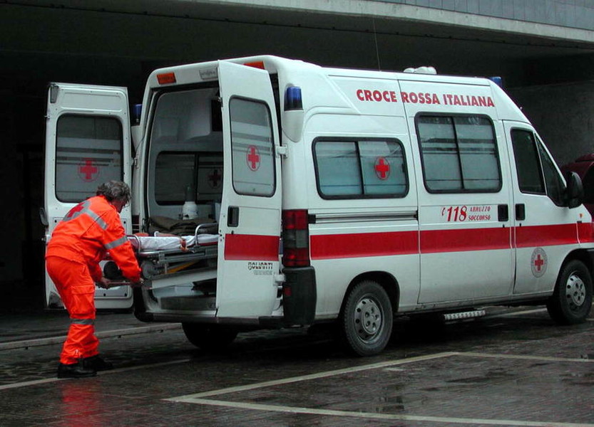 Brescia: auto investe donna seduta ai tavolini di un bar