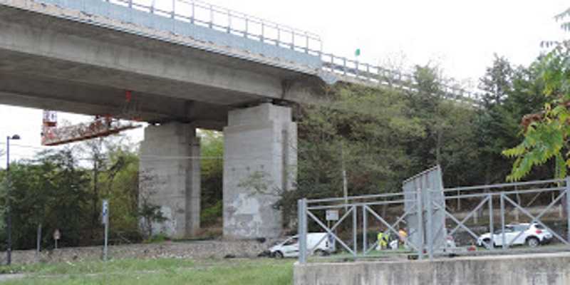 Viadotto A25  di Campo Croce, cemento si stacca a pochi metri da agenti polstrada