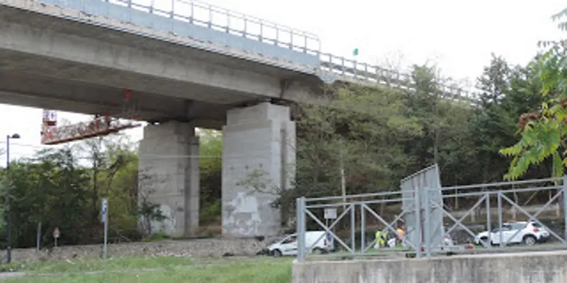 Viadotto A25 di Campo Croce, cemento si stacca a pochi metri da agenti polstrada