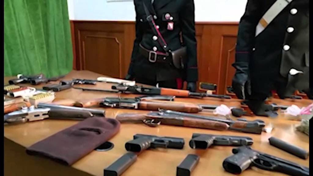 Camorra: un arsenale e droga scoperti nel Napoletano