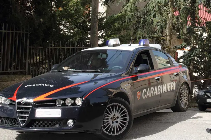 Sequestra ex moglie, salvata dalla figlia