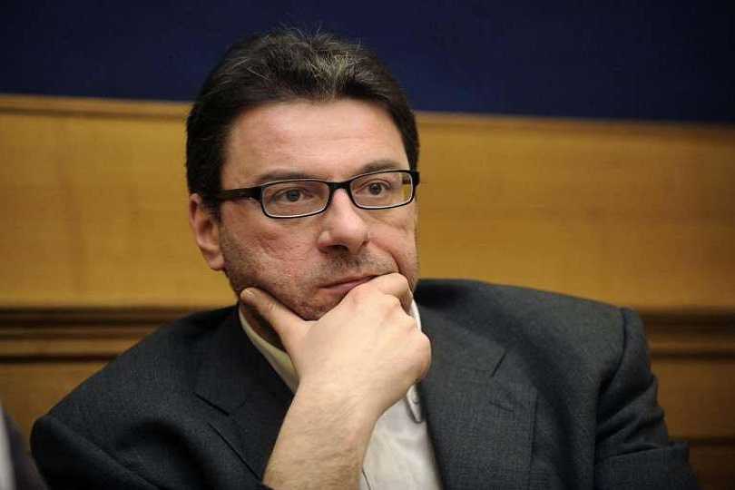 Manovra: Giorgetti, "spread nuoce a banche; monitorare tetto 2,4%"