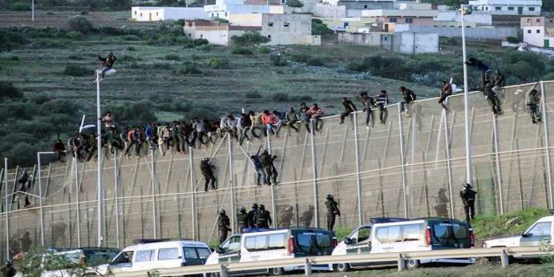 Trecento migranti invadono l'enclave di Melilla, un morto e 19 feriti