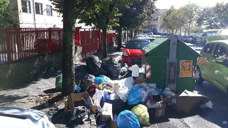 Assordante silenzio dello Stato di fronte all’emergenza rifiuti creatasi a Lamezia