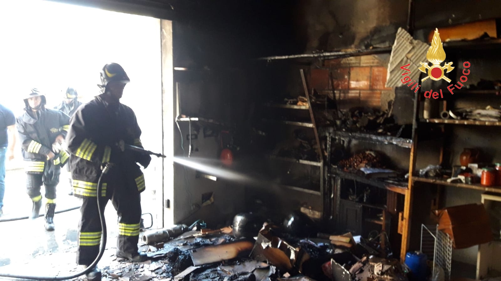 Incendio Box a Guardavalle Marina (Cz) intervento dei VVF