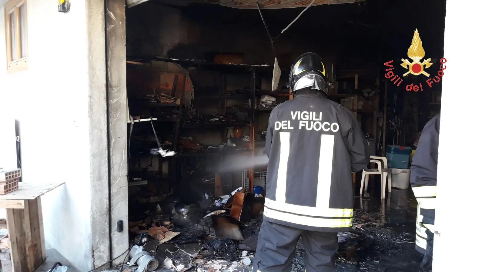 Incendio Box a Guardavalle Marina (Cz) intervento dei VVF