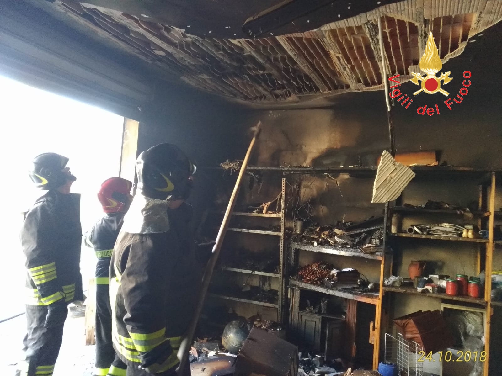 Incendio Box a Guardavalle Marina (Cz) intervento dei VVF