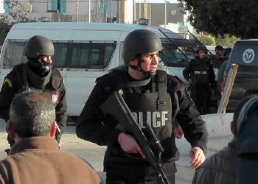 Tunisi, donna kamikaze si fa esplodere davanti al Teatro Municipale: nove feriti