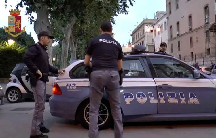 Migranti: false pratiche e frodi all'Inps, arresti e 77 indagati
