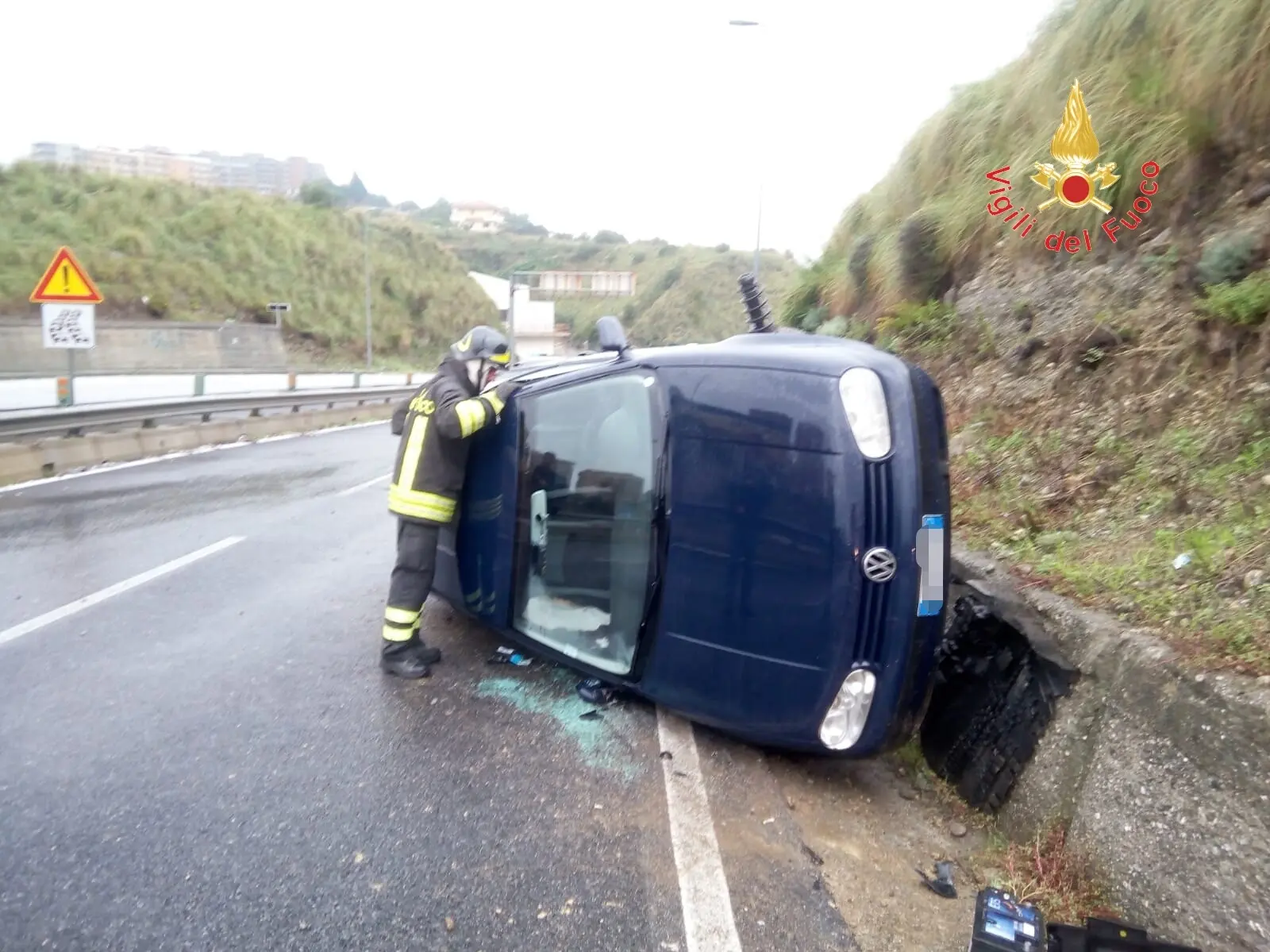 Incidente stradale: Catanzaro causa maltempo auto si ribalta su Viale de Filippis intervento dei VVF