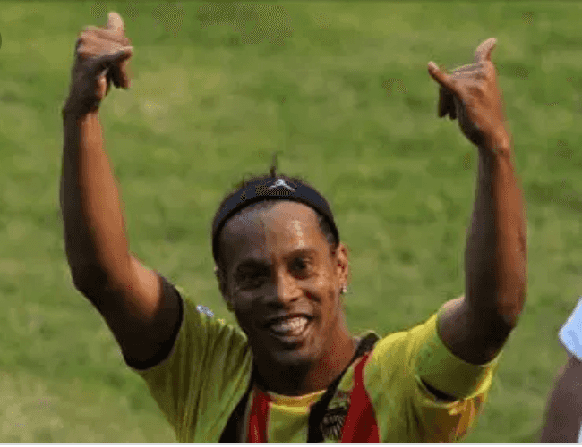 Ronaldinho,  "prova a sfuggire dalla giustizia" passaporto ritirato in patria