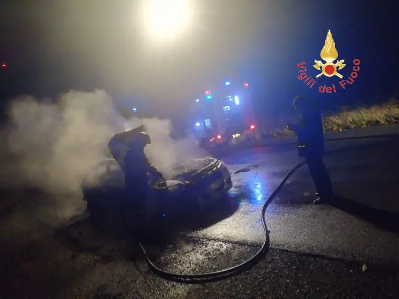 Vallefiorita (Cz), divampata auto, occupanti abbandonano auto in tempo, intervento VVF