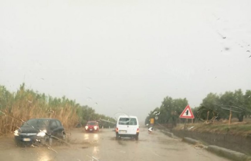 Catanzaro, bomba d’acqua sulla SS106 “non si escludono morti” (foto)