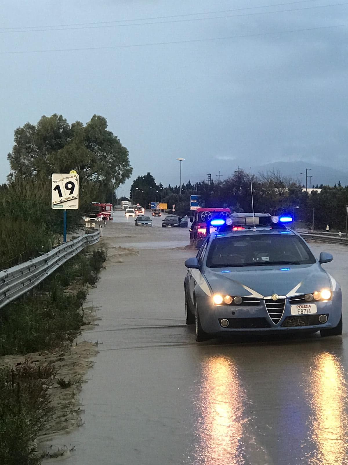 Catanzaro, bomba d’acqua sulla SS106 “non si escludono morti” (foto)