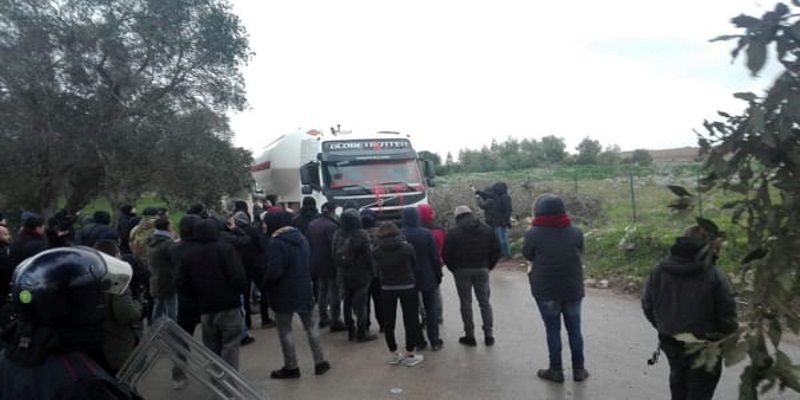 Attivisti durante la notte tentano di bloccare mezzi Tap