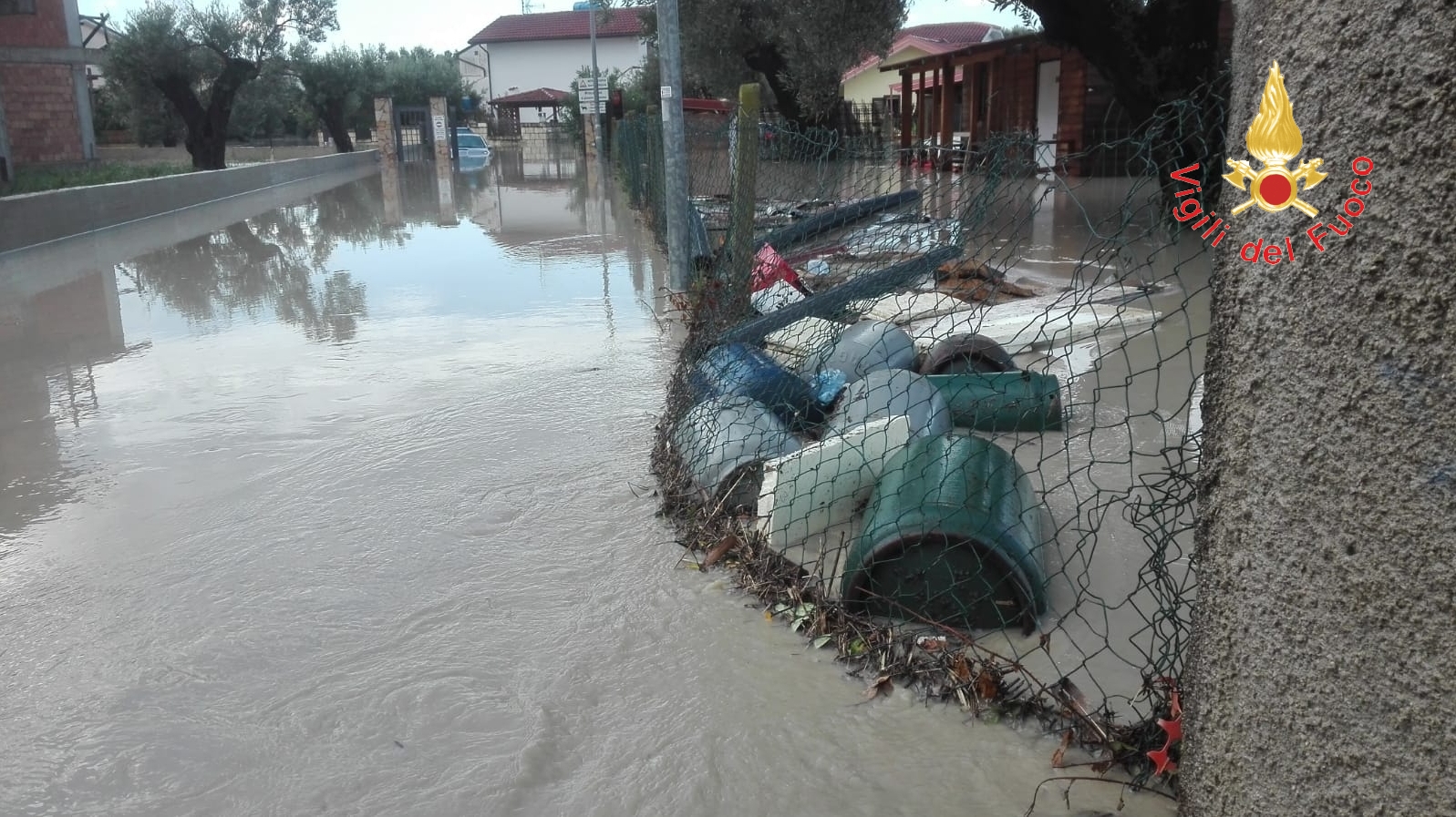 Catanzaro, bomba d’acqua sulla SS106 “non si escludono morti” (foto)