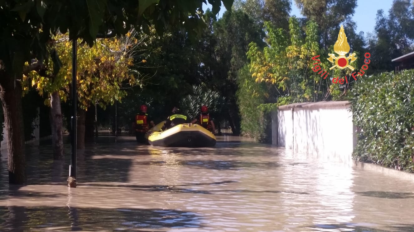 Catanzaro, bomba d’acqua sulla SS106 “non si escludono morti” (foto)