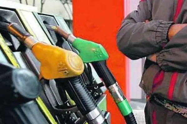 Francia: aumento prezzo carburante, braccio di ferro anche social 