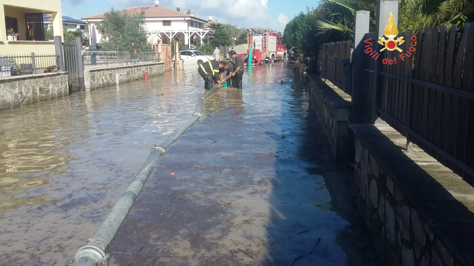 Catanzaro, bomba d’acqua sulla SS106 “non si escludono morti” (foto)