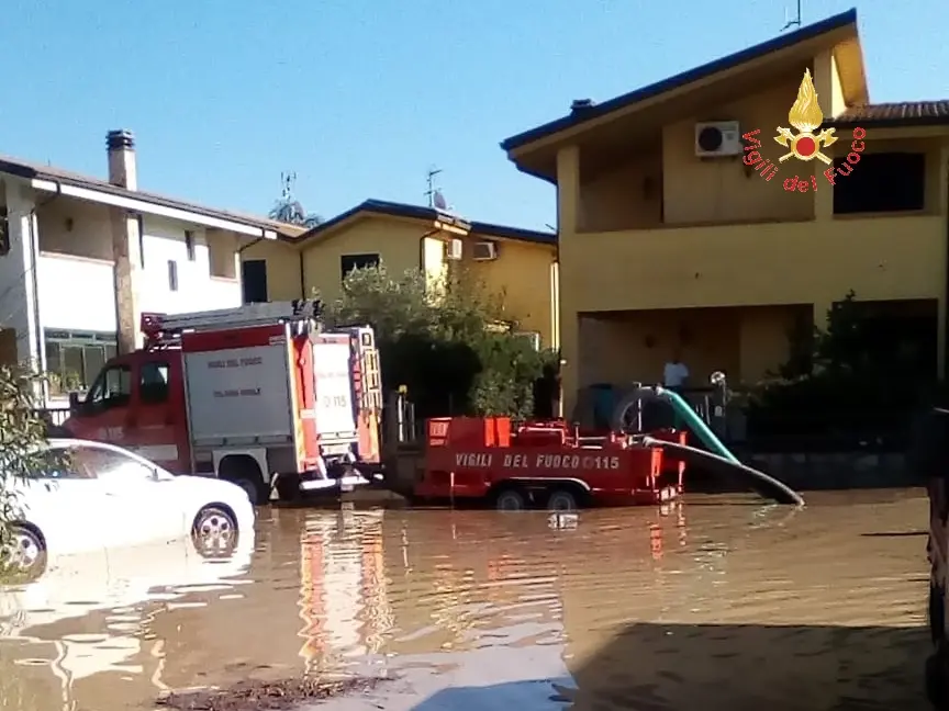 Catanzaro, bomba d’acqua sulla SS106 “non si escludono morti” (foto)