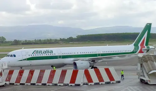 Aereoporto Lamezia, "avaria motore" paura su volo Alitalia, intervento dei VVF