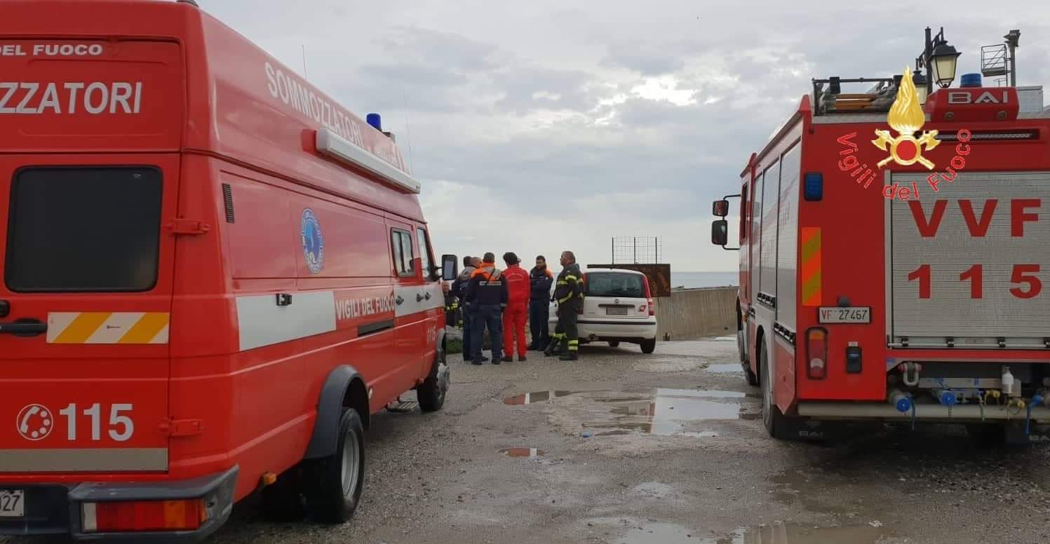 Catanzaro Marina. Con ecoscandaglio individuati corpi, intervento dei VVF