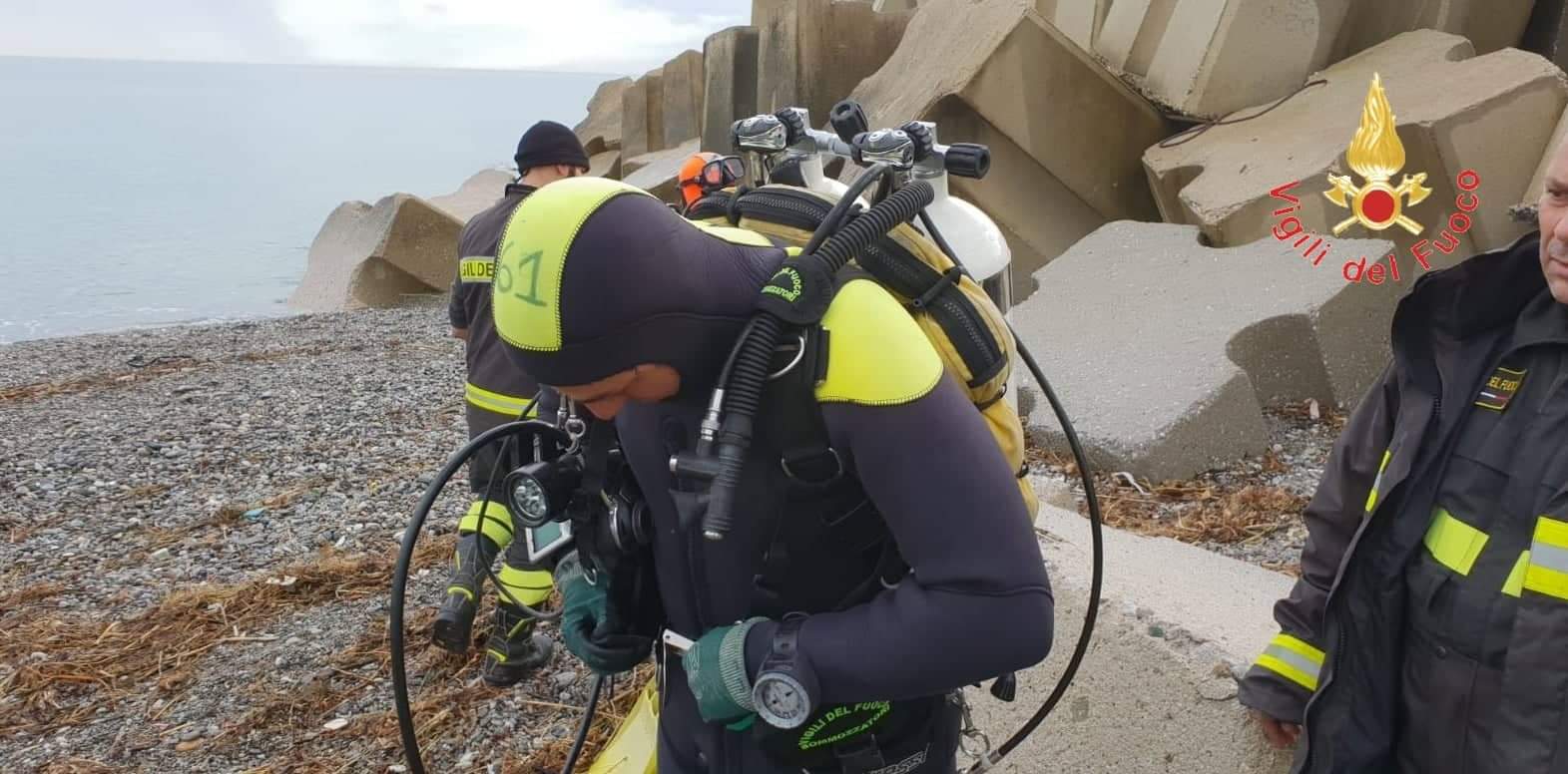 Catanzaro Marina. Con ecoscandaglio individuati corpi, intervento dei VVF