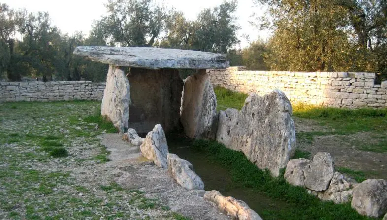 Il danneggiamento del menhir a Bisceglie: il rammarico della senatrice Corrado