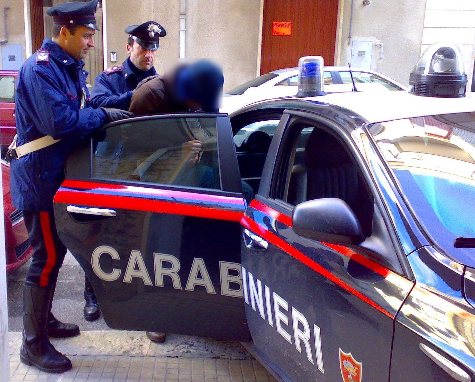 Droga: marijuana nell'auto, fidanzati arrestati a Catanzaro