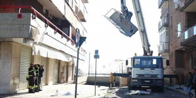 Taranto tragedia sul lavoro, morti due operai edili caduti da gru