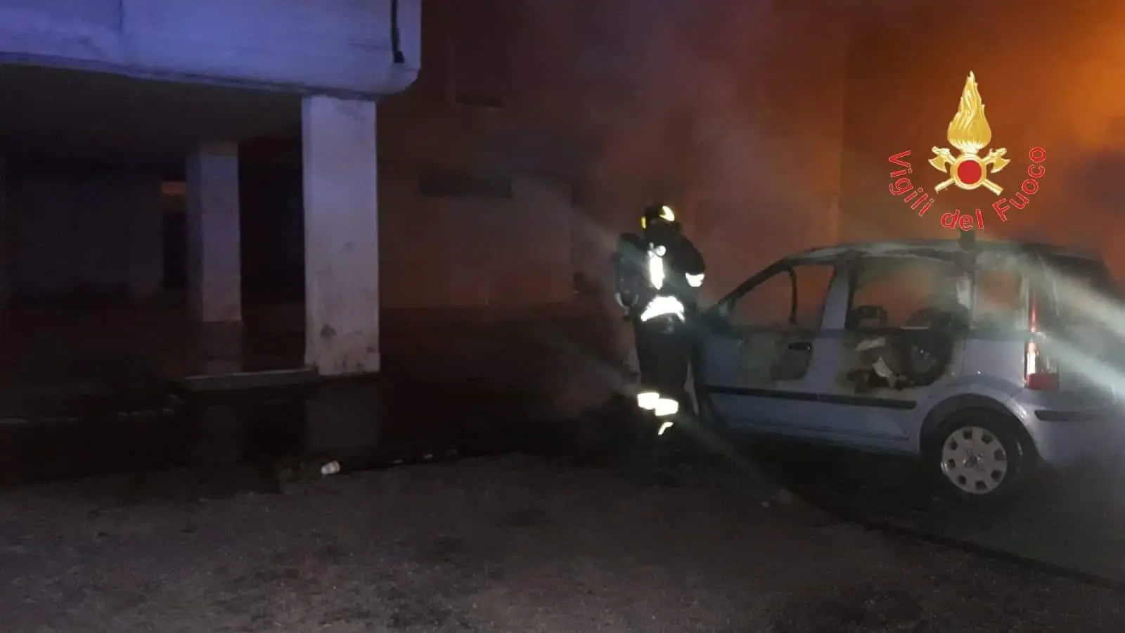 Lamezia, divampata auto, fiamme e denso fumo acre, panico per gli abitanti. Intervento dei VVF