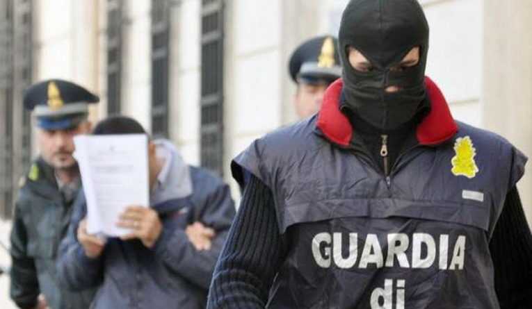 Droga: 3 arresti a Napoli, confetti-pistole per Prima comunione 