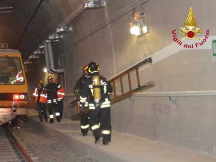 Rogo in galleria sulla linea ferroviaria Napoli-Salerno: cinque feriti e treni fermi