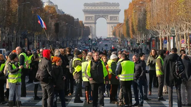 Francia, manifestazioni contro il caro-carburante, un morto