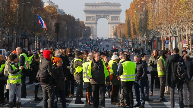 Francia, manifestazioni contro il caro-carburante, un morto