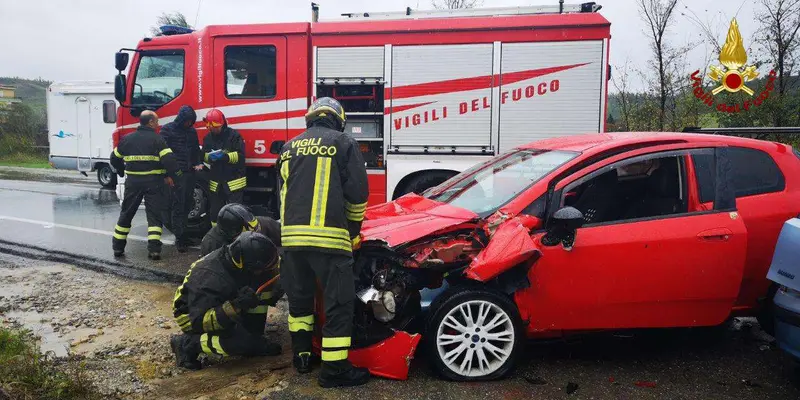 Incidente Stradale: Brutto incidente sulla SS 106, intervento dei VVF (Foto)
