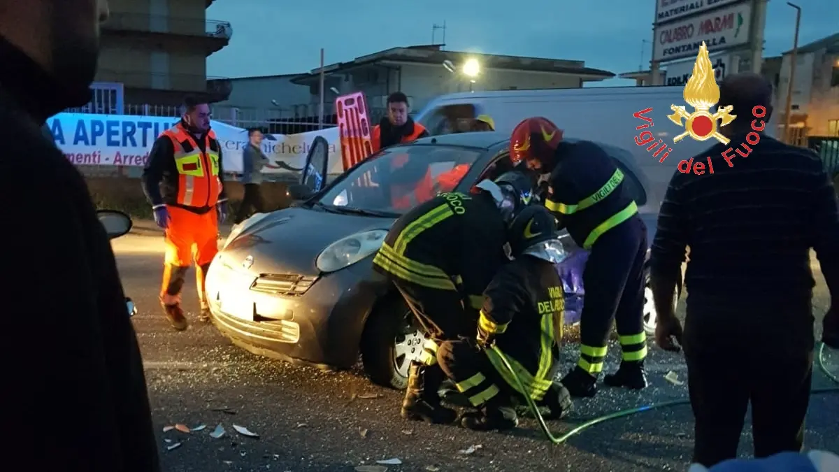 Incidente stradale avvenuto sulla SS 106 nel comune di Sellia Marina (CZ) interventi dei VVF