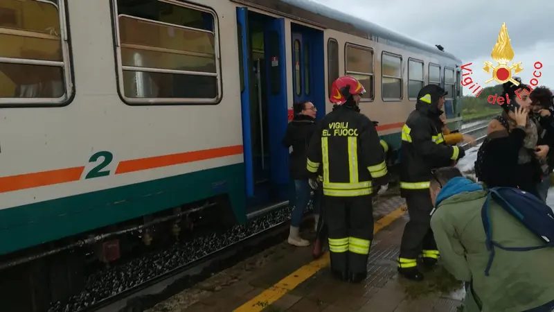 Tromba d'aria investe treno su tratta Catanzaro-Crotone intervento dei VVF (Video)