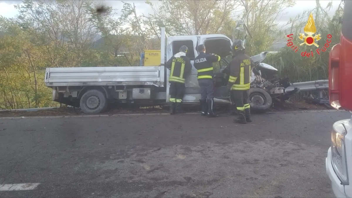Incedente mortale nel catanzarese, un trattore ed un furgone sulla SS18 un morto e due feriti