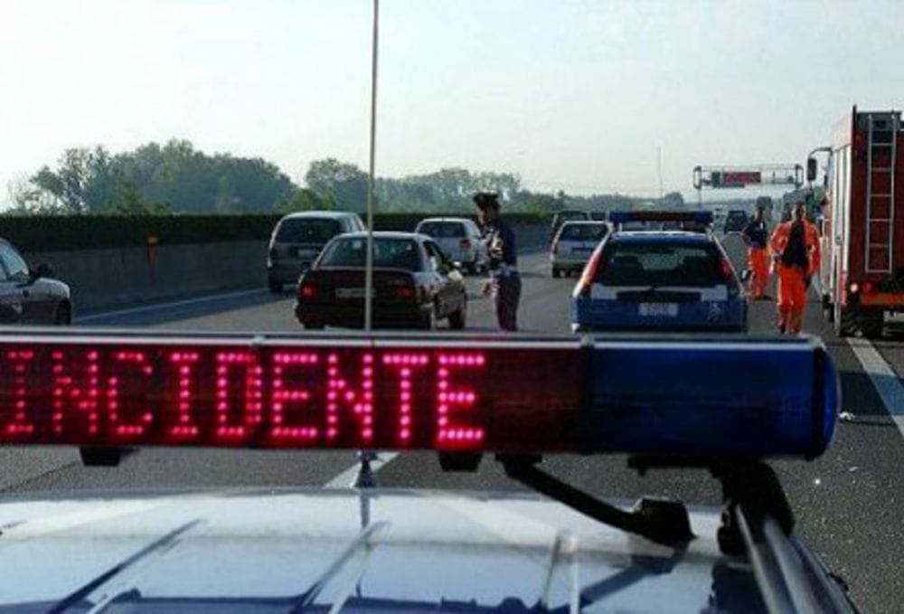 Incidenti stradali: scontro tra tir e auto, code su A1 vicino Roma