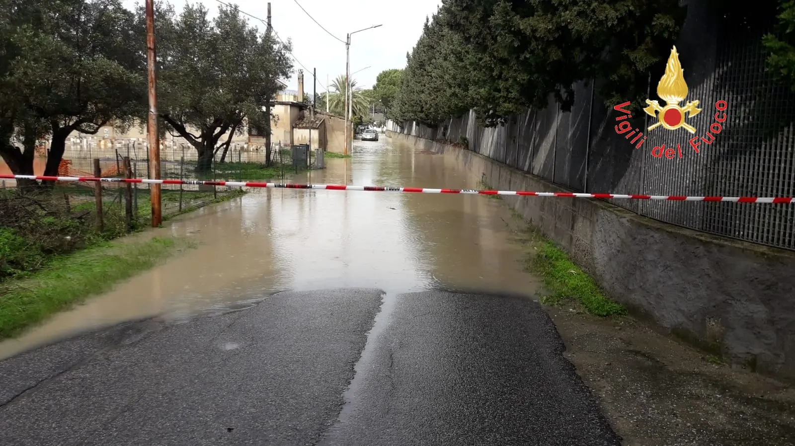 Tromba d'aria sulla SS106 Catanzarese e nella zona commerciale a Crotone. Intervento dei VVF (Video)