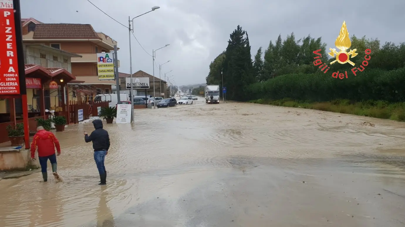 Tromba d'aria sulla SS106 Catanzarese e nella zona commerciale a Crotone. Intervento dei VVF (Video)
