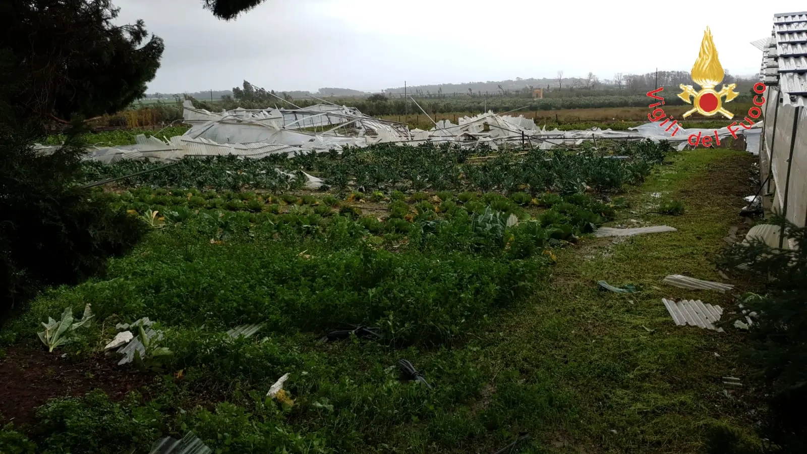 Tromba d'aria sulla SS106 Catanzarese e nella zona commerciale a Crotone. Intervento dei VVF (Video)