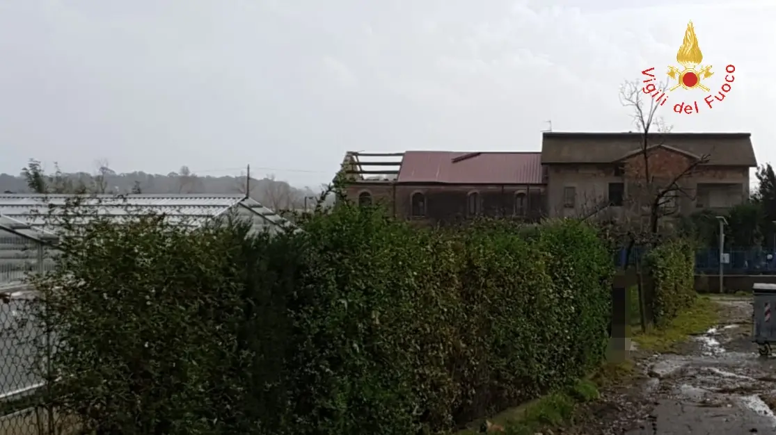 Tromba d'aria sulla SS106 Catanzarese e nella zona commerciale a Crotone. Intervento dei VVF (Video)