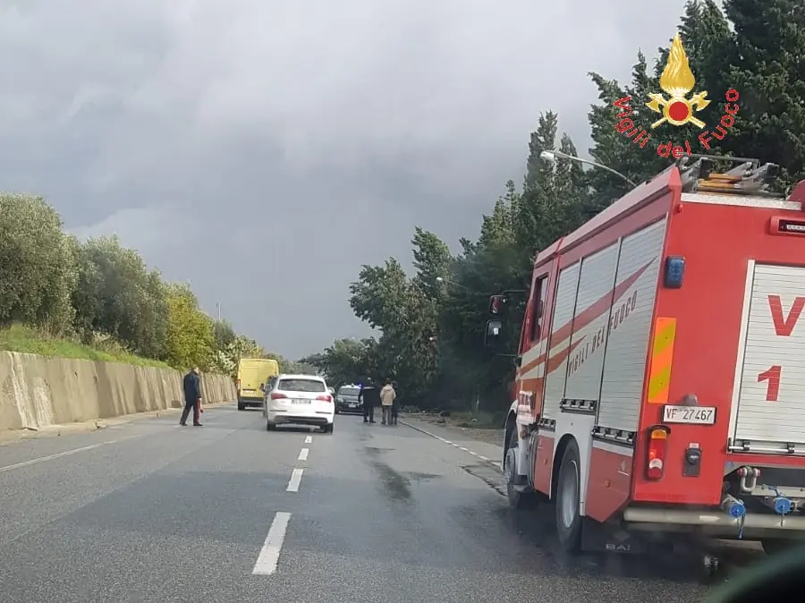 Tromba d'aria sulla SS106 Catanzarese e nella zona commerciale a Crotone. Intervento dei VVF (Video)