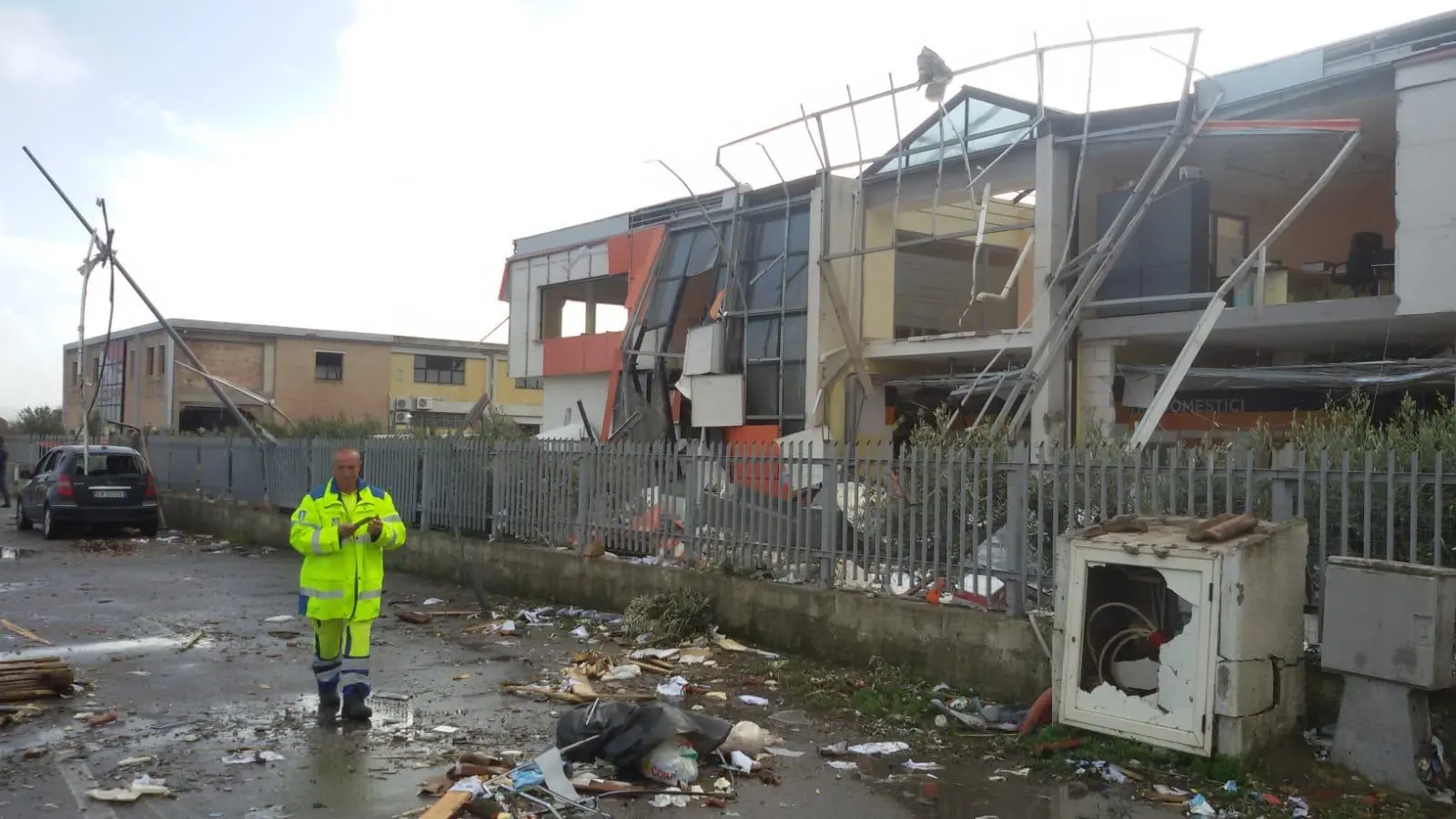 Tromba d'aria sulla SS106 Catanzarese e nella zona commerciale a Crotone. Intervento dei VVF (Video)