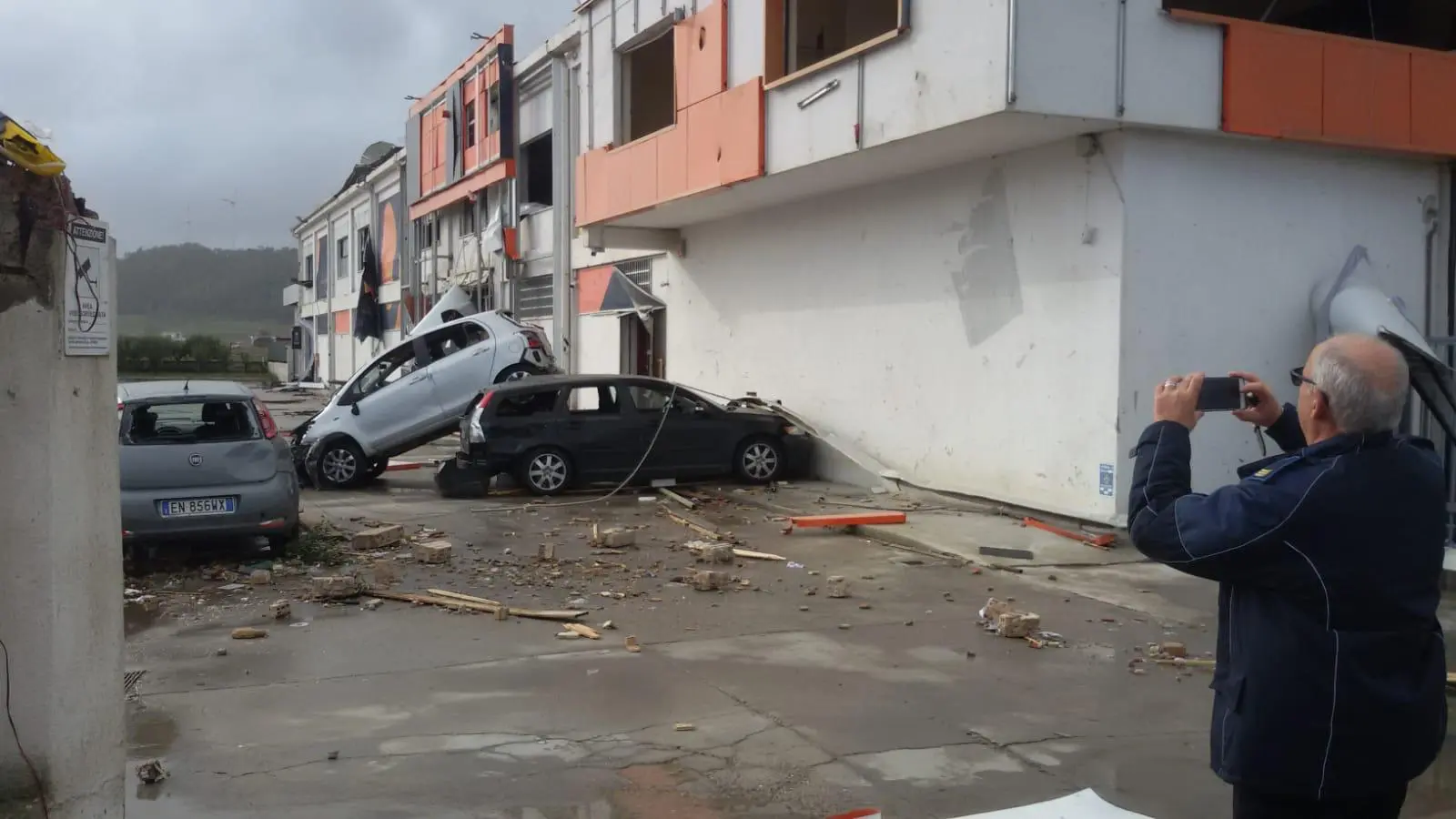 Tromba d'aria sulla SS106 Catanzarese e nella zona commerciale a Crotone. Intervento dei VVF (Video)