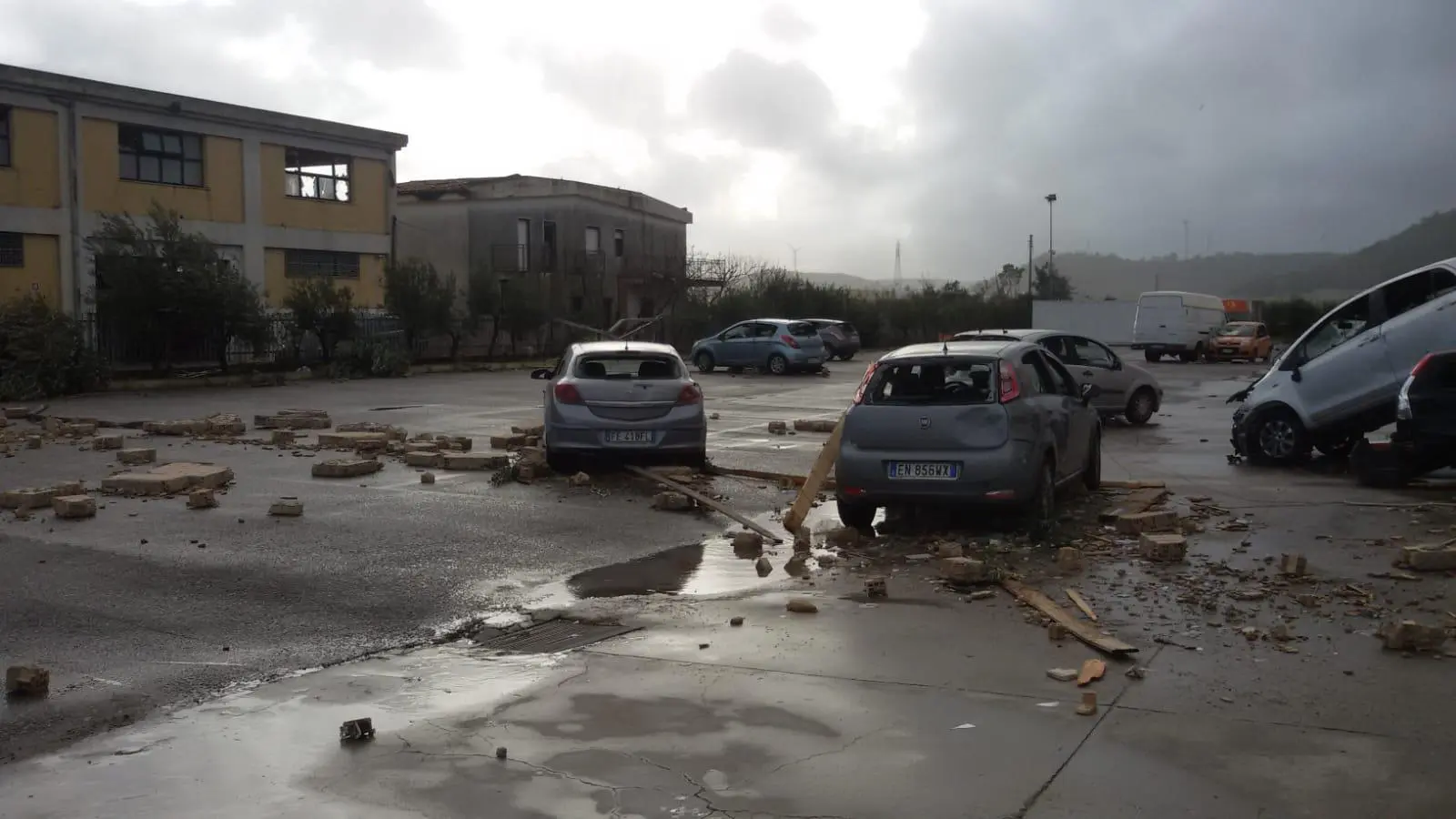Tromba d'aria sulla SS106 Catanzarese e nella zona commerciale a Crotone. Intervento dei VVF (Video)