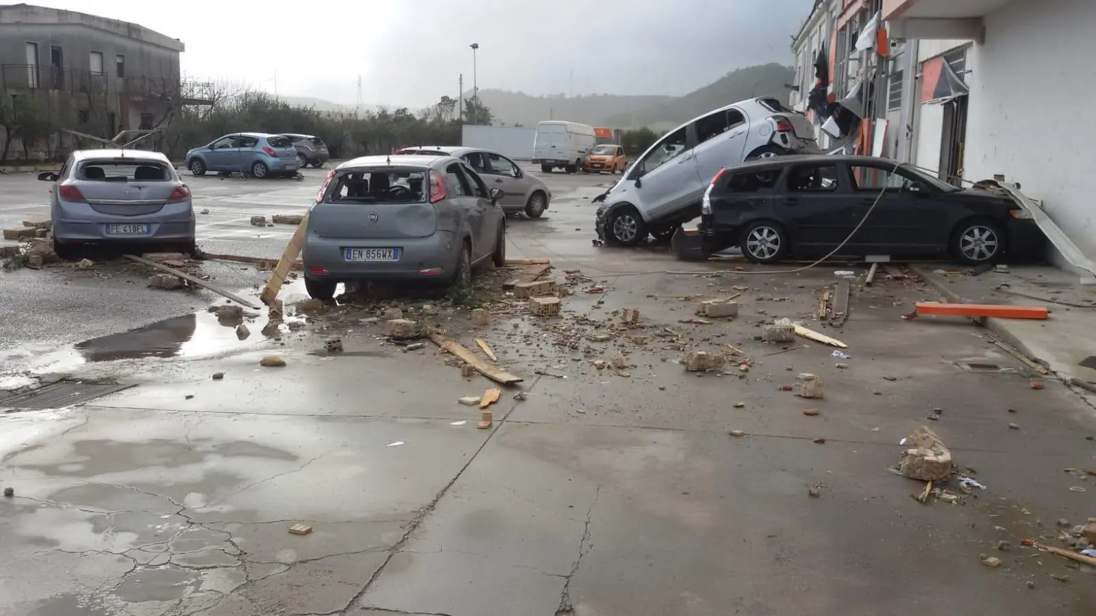 Tromba d'aria sulla SS106 Catanzarese e nella zona commerciale a Crotone. Intervento dei VVF (Video)